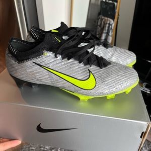Nike Zoom Mercurial Vapor 15 Elite XXV FG
Firm-Ground Soccer Cleats | Size 9